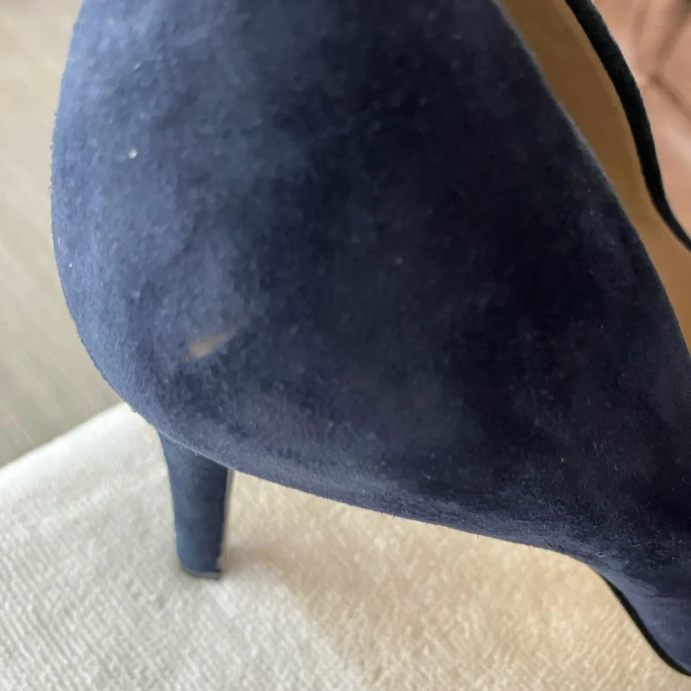 Saks Fifth Avenue Deep Blue Suede Size 7.5 Pointed Toe Heels